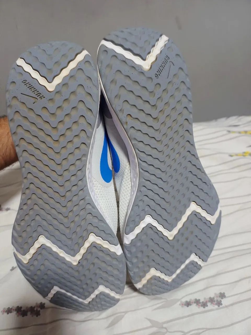 Tênis Nike Revolution 5 - Branco/Azul - Foto 4