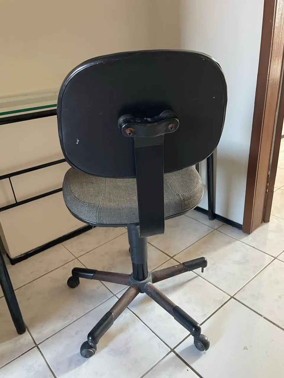 Escrivaninha com tampo de vidro / cadeira  - Foto 3