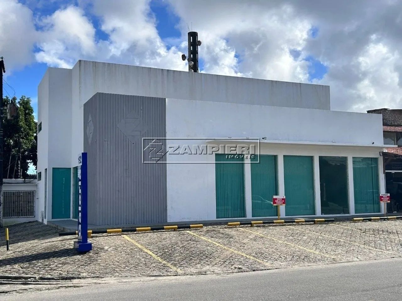 Prédio comercial para aluguel no Farol