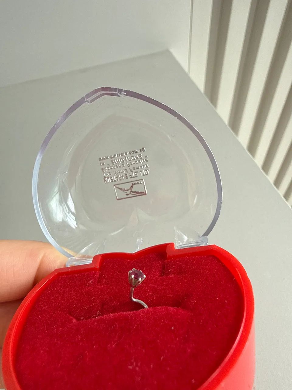 Vendo Piercing de Ouro Branco com pedra de Rubi