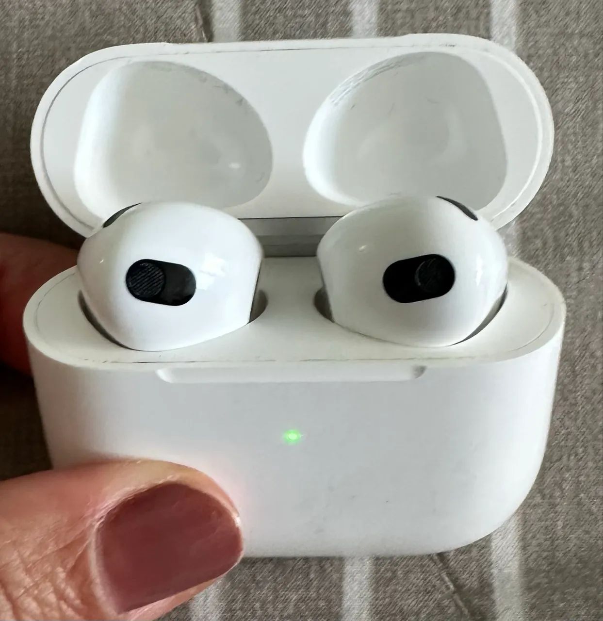 Airpods Apple 3 geração A2564 SÓ ESTÁ FUNCIONANDO O LADO ESQUERDO  - Foto 2