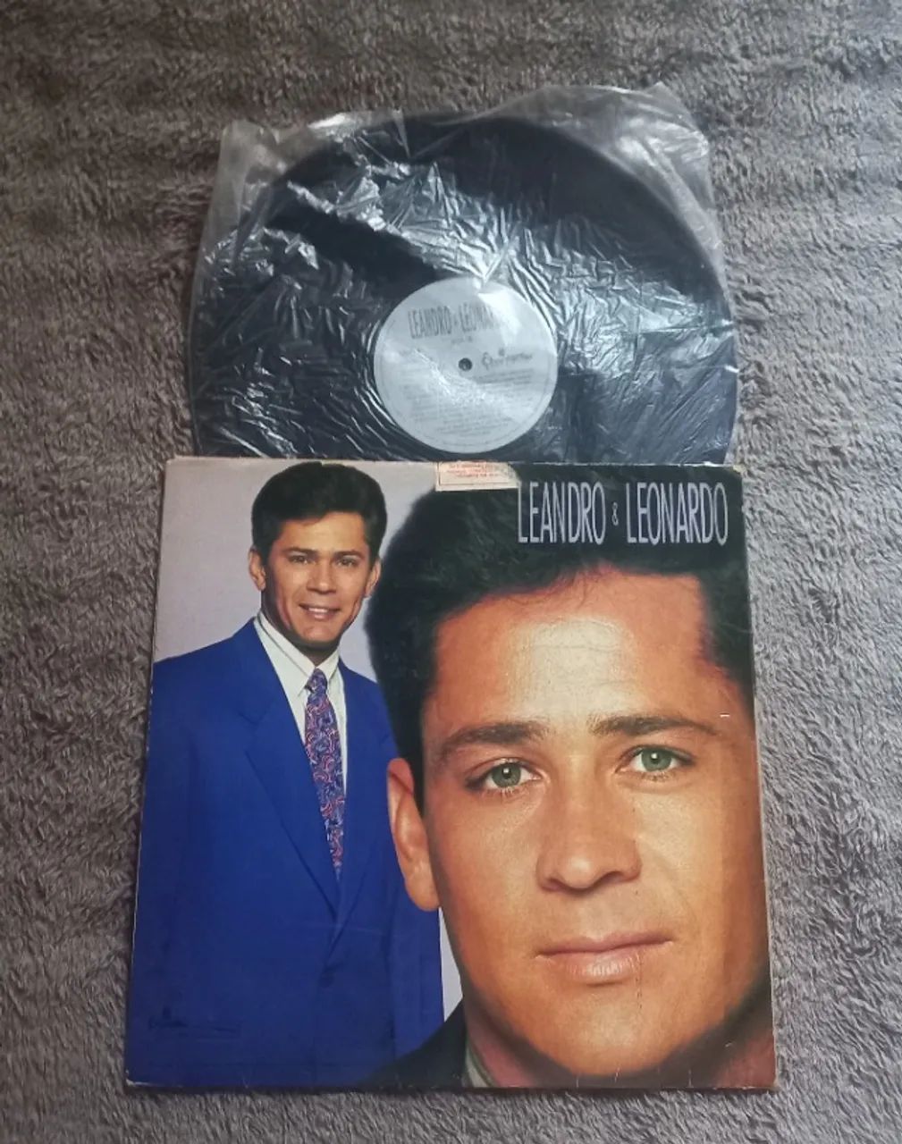 Disco de vinil Leandro & Leonardo em perfeito estado, com o encarte interno com as letras