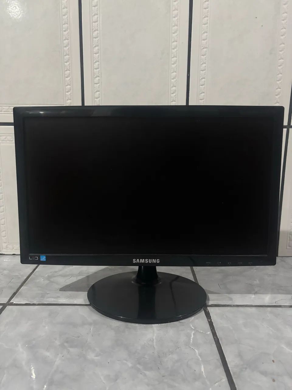 O Monitor Samsung Syncmaster S19B300 de 18,5 polegadas 