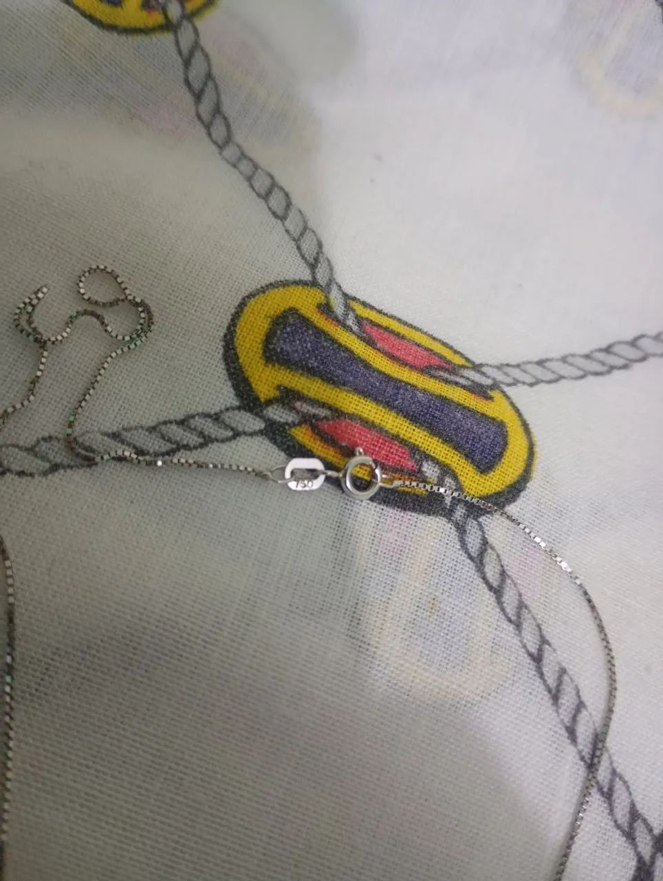 Corrente de ouro branco e pingente de ouro 