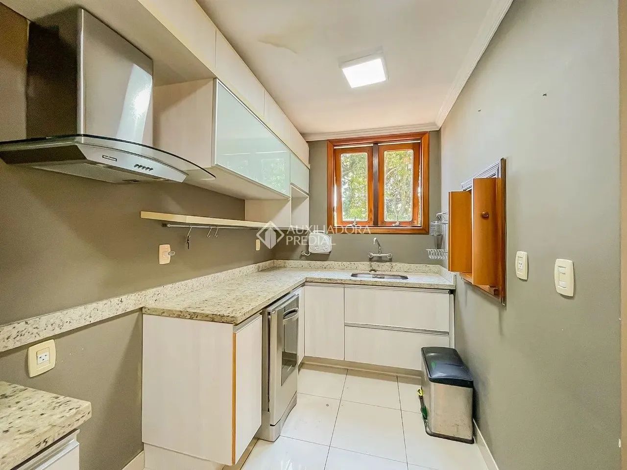 Casa com 3 quartos e 2 vagas de garagem no bairro Tristeza - Foto 4