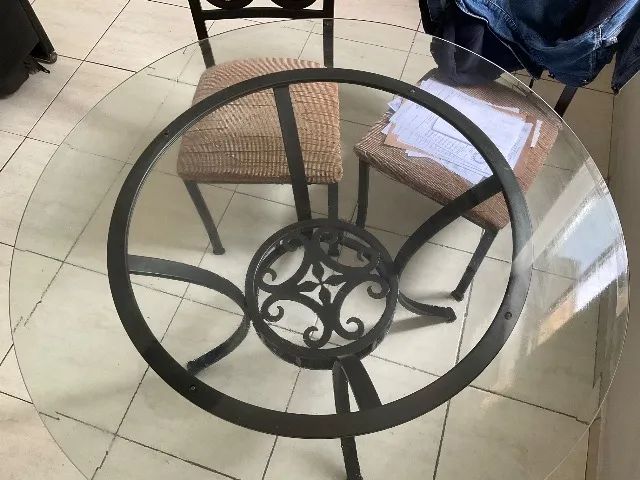 Mesa de jantar redonda + 4 cadeiras