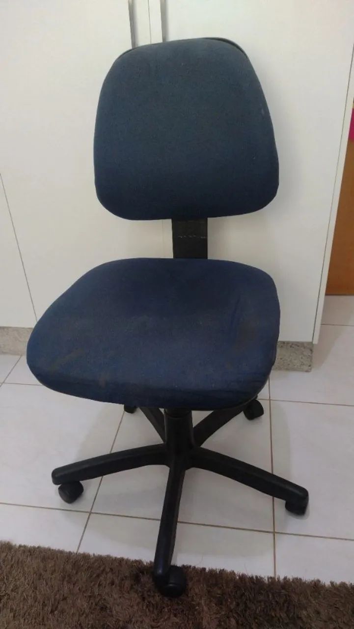 Duas Cadeiras de Escritório com Rodinhas - Foto 2