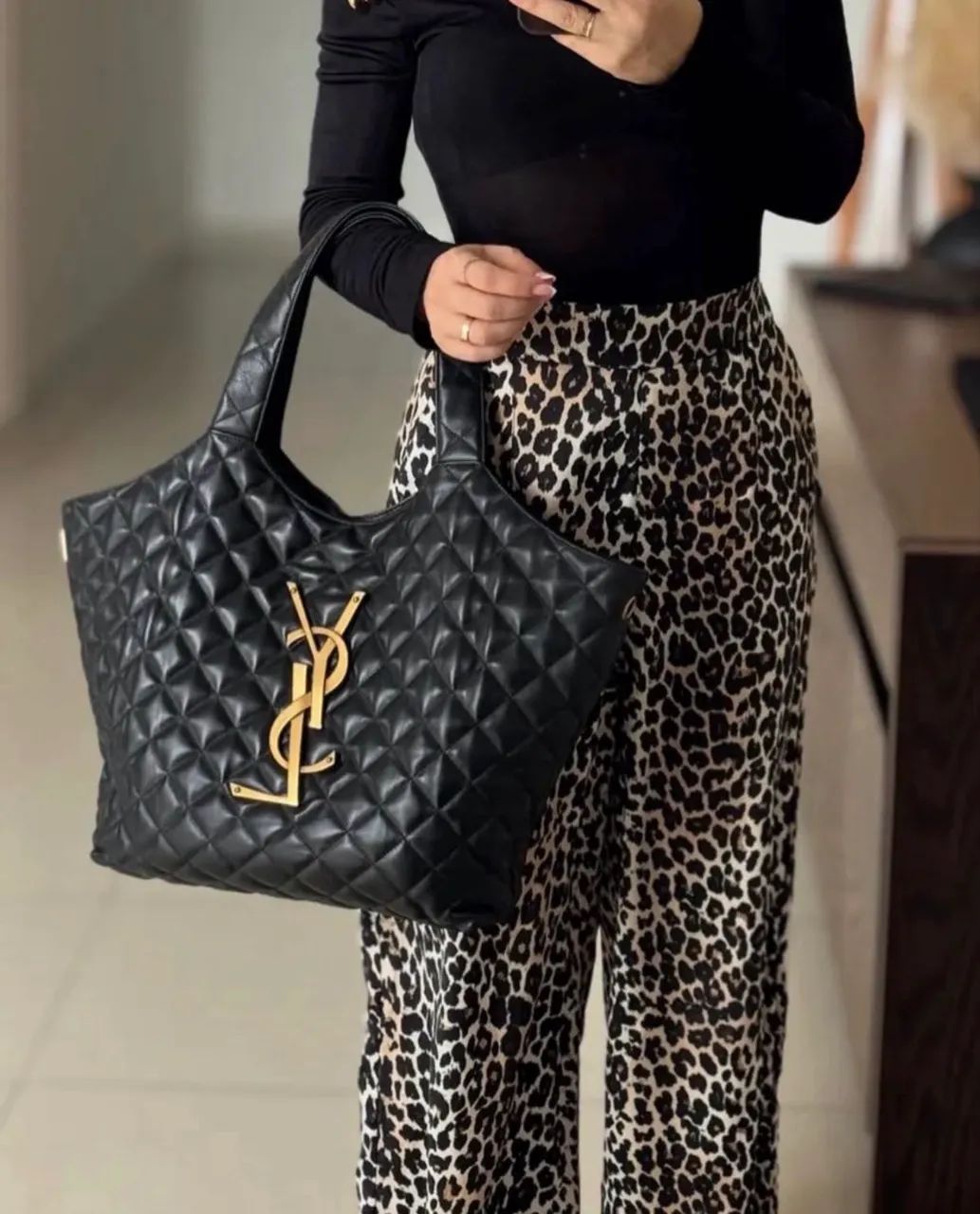 Bolsa Yves saint laurent em couro  - Foto 3
