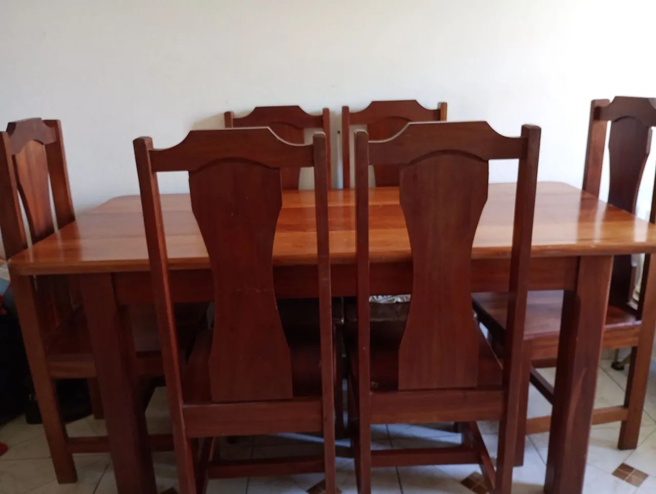 Mesa retangular de madeira pura com 6 cadeiras de madeira também  - Foto 4