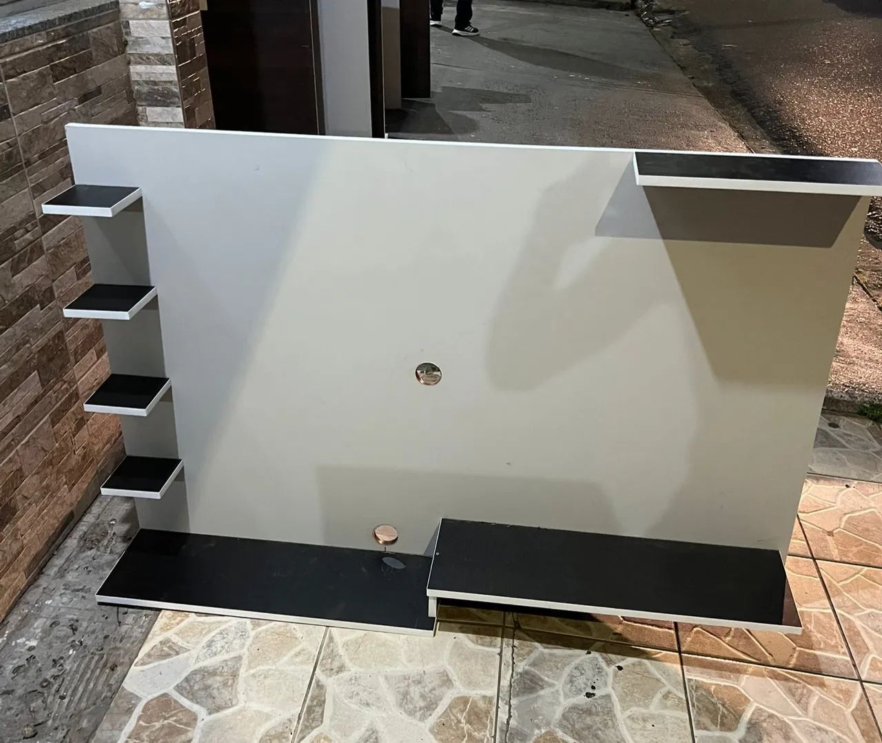 Painel de tv em tom cinza com prateleiras 