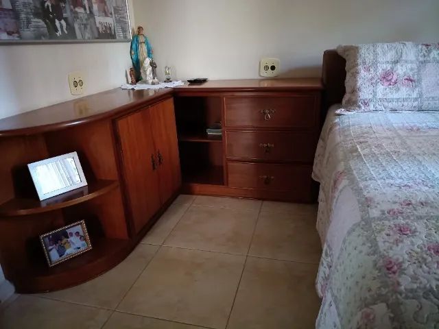 Móveis em madeira "mogno"para quarto casal com 2 mesas cabeceira e peça complementar.
