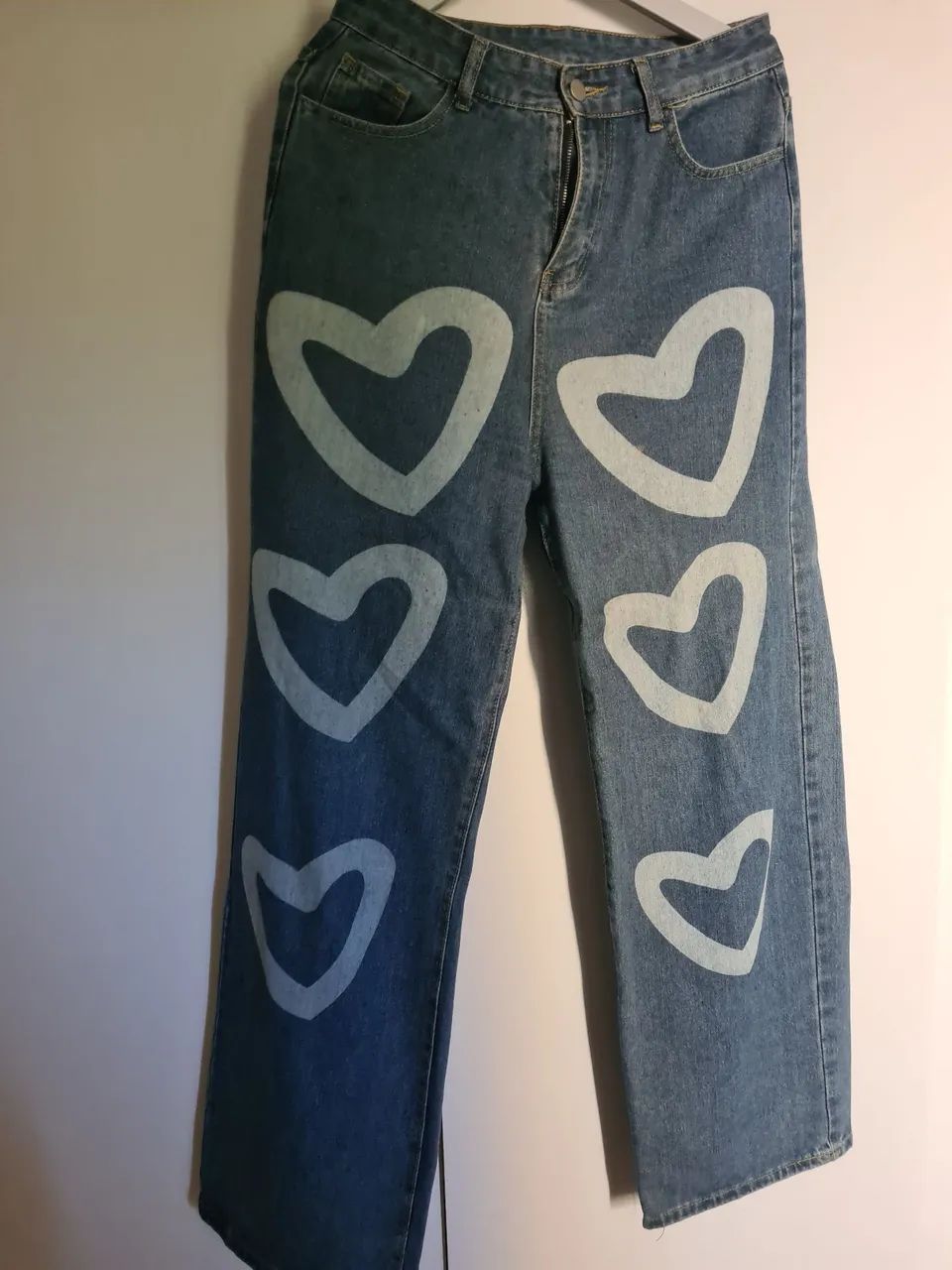 Calça jeans com corações 