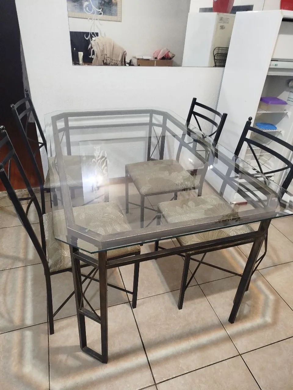 Mesa de Tampa de vidro  com 4 caseiras cade