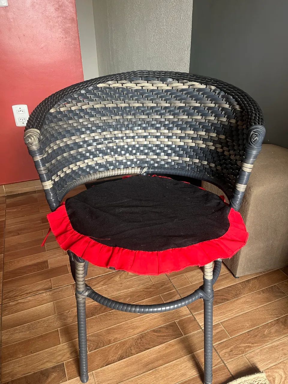 Mesa de compensado e aço com 4 cadeiras  - Foto 3