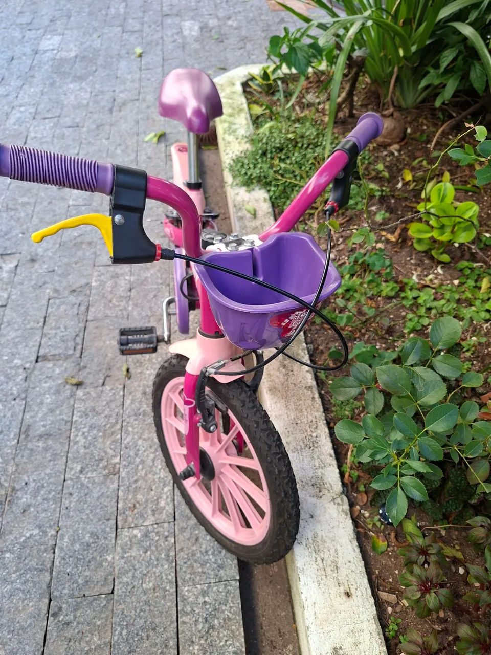 Bicicleta Infantil Aro 16 Rosa e Roxa - Ótimo Estado<br><br>Descrição - Foto 3