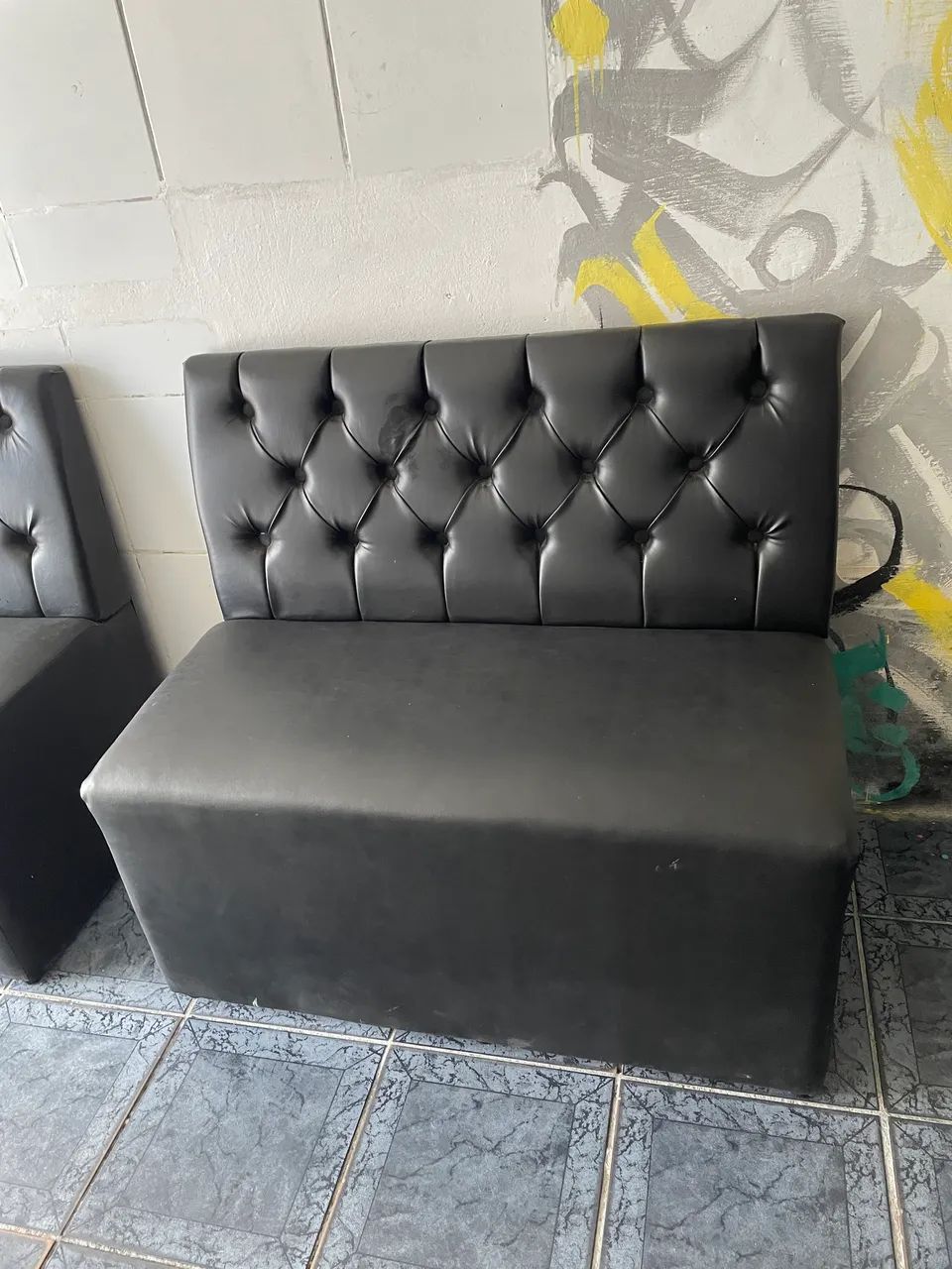Sofá de Couro Preto Confortável - Ótimo Estado - Foto 3