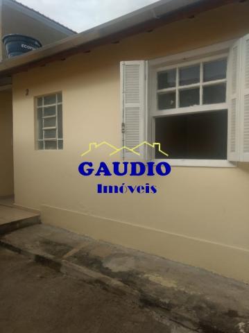 Excelente casa- 2 Cômodos- 1 Vaga