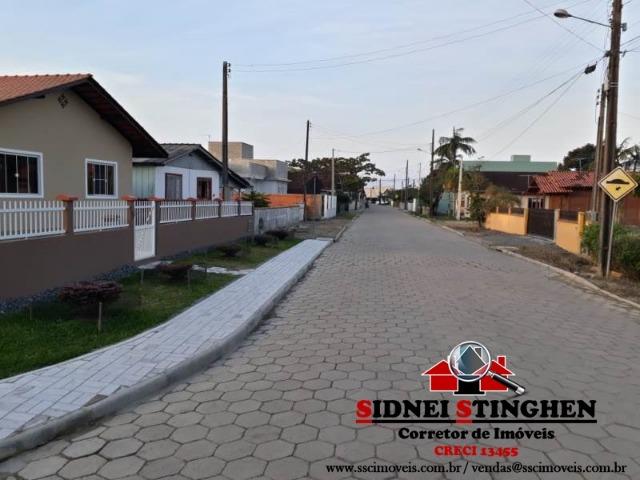 Linda casa na Praia, com laje e distante a poucos metros da água - Foto 2