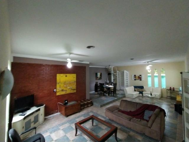 Melhor casa para desfrutar bons momentos há 150 metros da praia da Guaiúba Guarujá - Foto 4