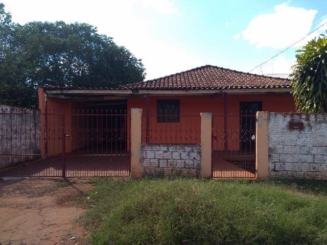 Casa em amplo terreno com edícula nos fundos e poço artesiano