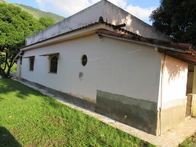 Caetano Imóveis - Sítio com 3.000m², com casa sede de 3 quartos e muito verde (confira!)
