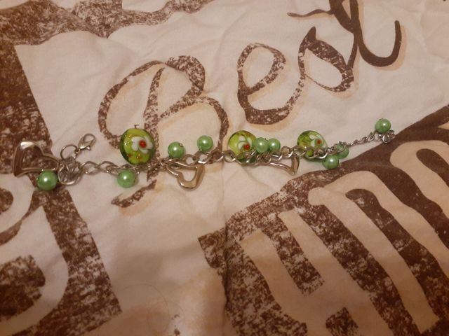 Pulseira verde com pingentes - Foto 2