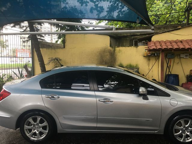 Vendo ou troco Honda Civic com teto solar e gnv com apenas 40 mil km imperdível - Foto 4