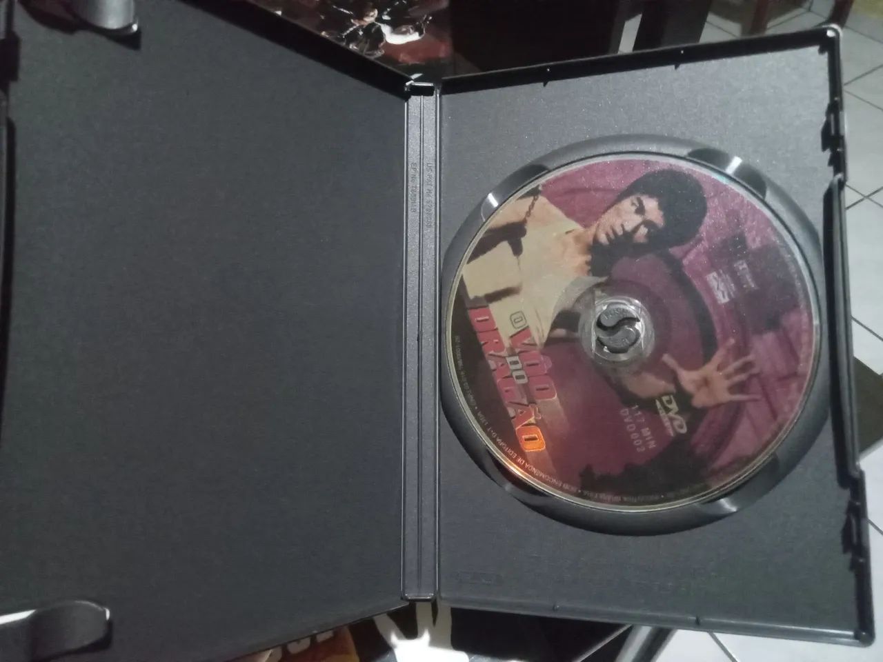 Três DVDs do Bruce Lee dois filmes e um documentário  - Foto 4