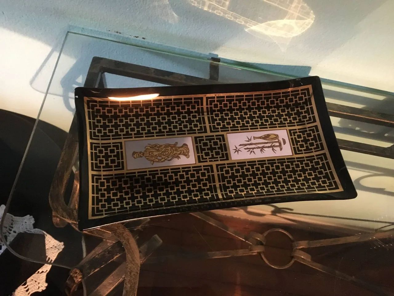 Bandeja de vidro japonesa preta c det em dourado 35x15