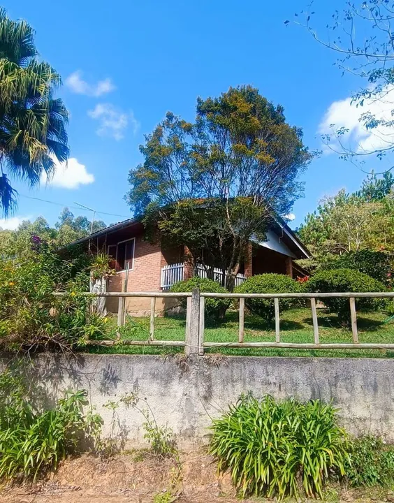 Casa aconchegante com jardim em bairro tranquilo