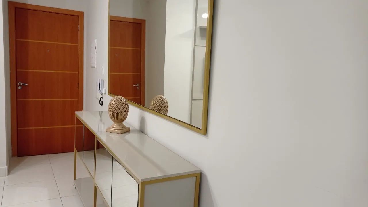 Espelho decorativo com moldura dourada - Foto 2