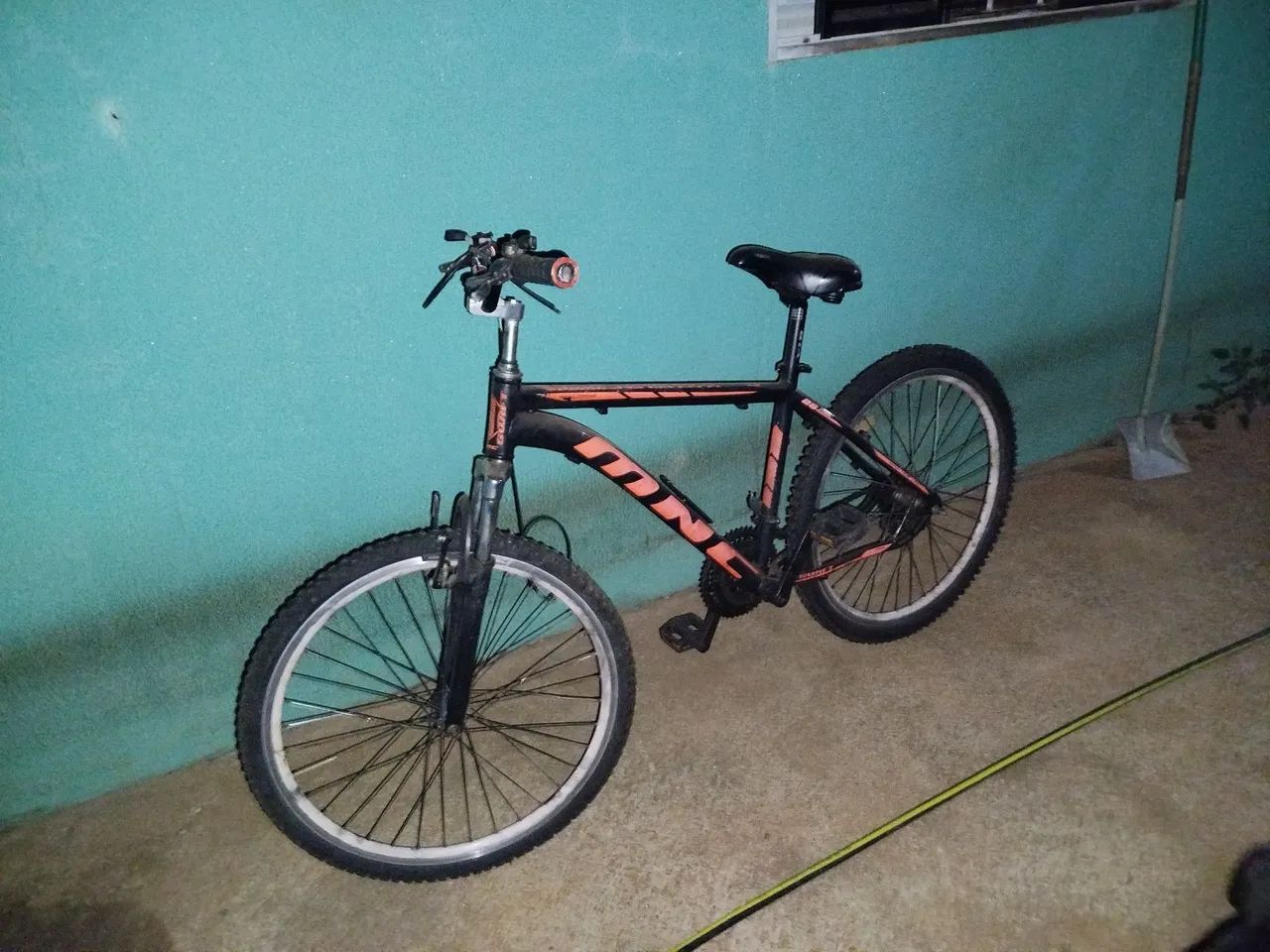 Vende-se bicicleta aro 26 praticamente montada só falta os cabos de freio e da marcha  - Foto 5