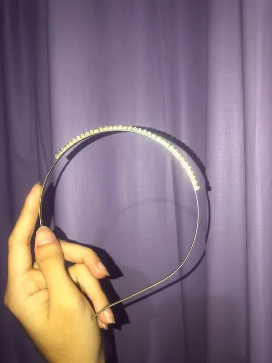 Tiara prata de pedrinhas brilhosas - Foto 3