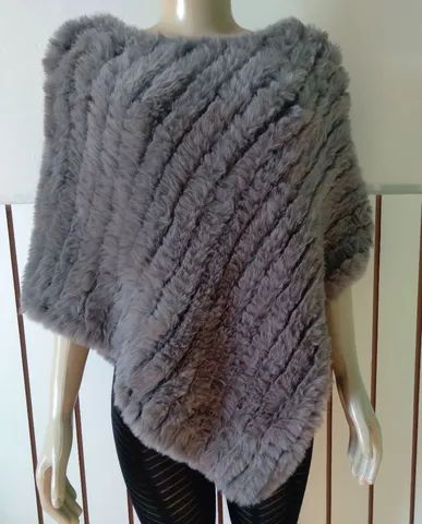 Poncho feminino modelo com bico cavado em lâ e pelo muito macio  - Foto 3
