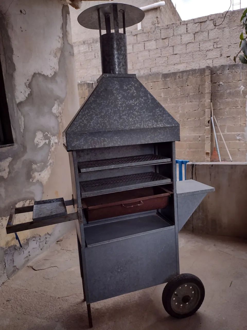 Churrasqueira móvel com 2 Grades