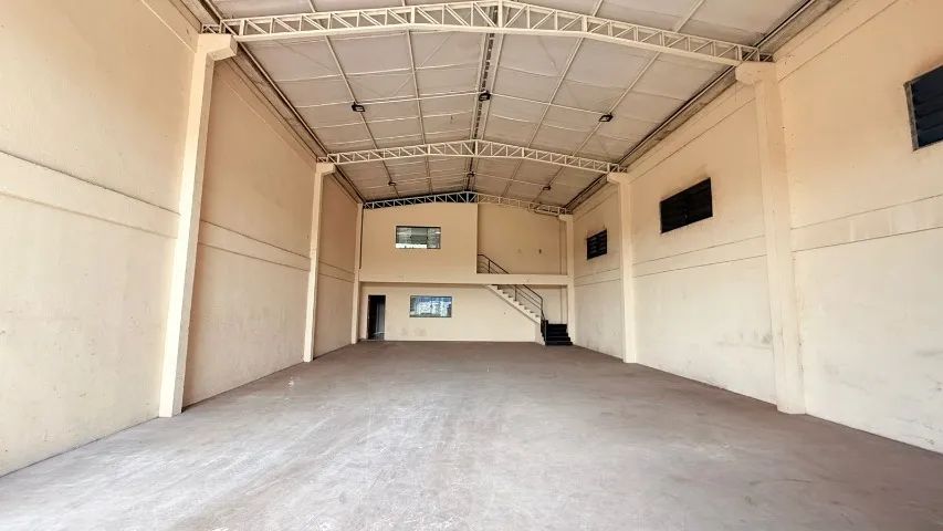 Galpão com 250m - Localizado na Rua Santa Fé (Icuí Guajára)