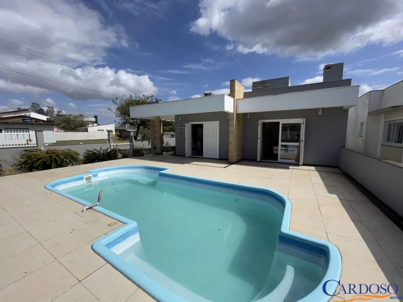 Belíssima casa com piscina e mobiliada