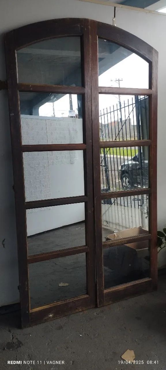 Vende se 2portas dessa e 2janelas de madeira  - Foto 4
