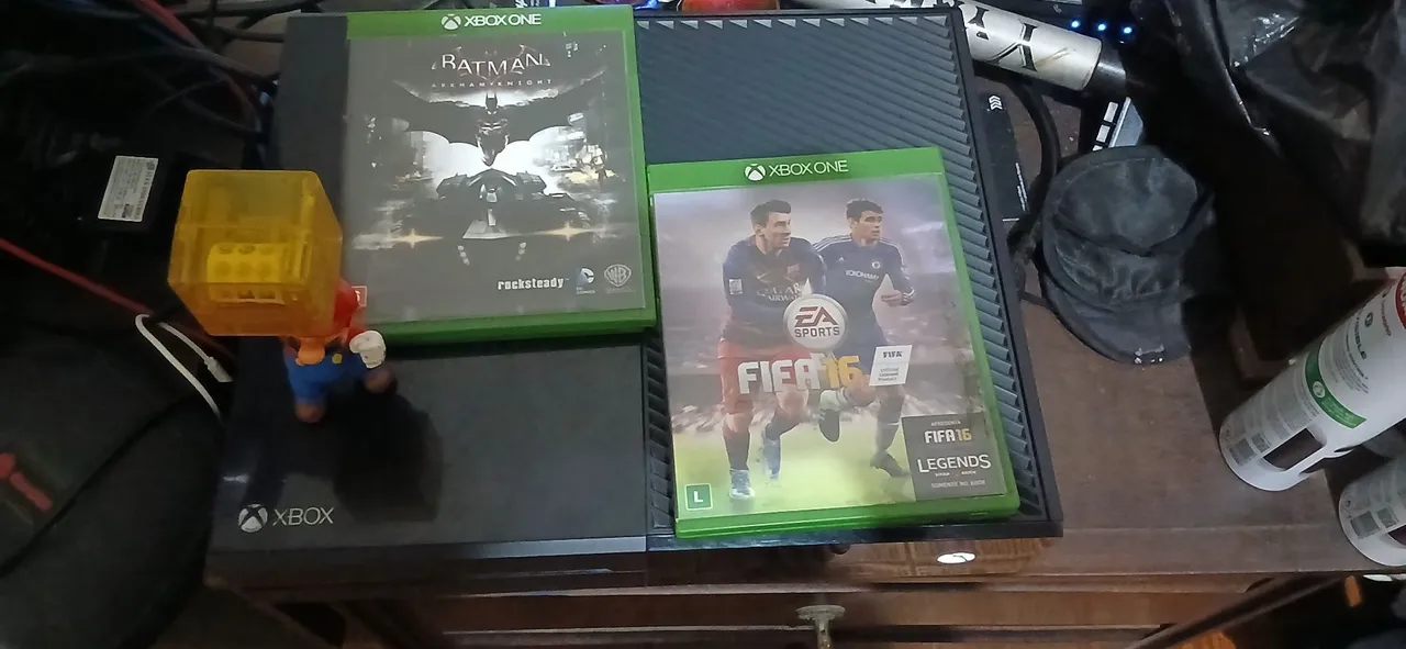 Xbox One com Jogos - Batman Arkham Knight e FIFA 16