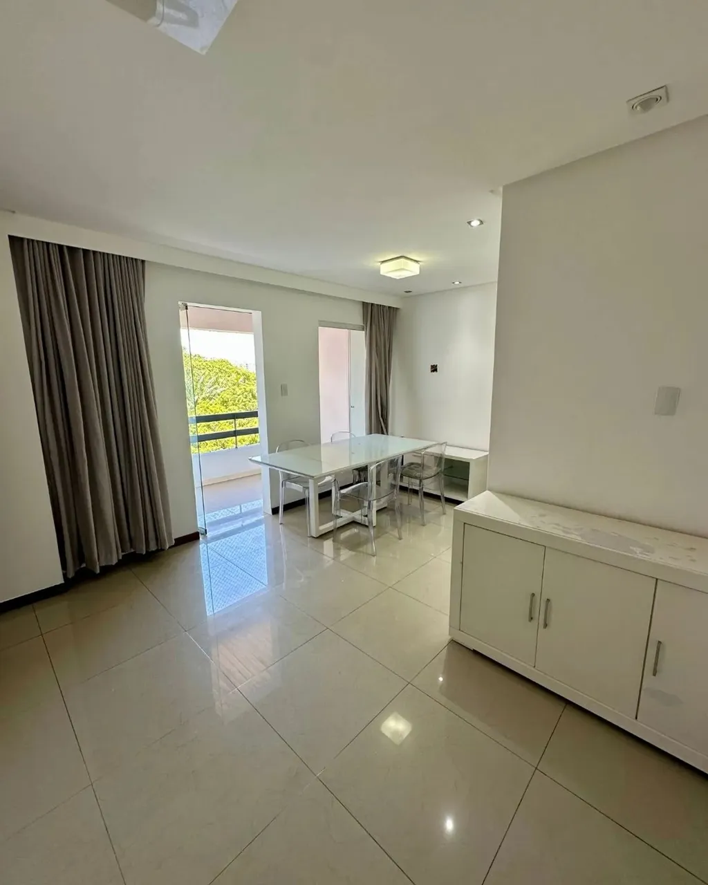 Apartamento mobiliado, porteira fechada 3/4, suíte em 123m2, Imbuí