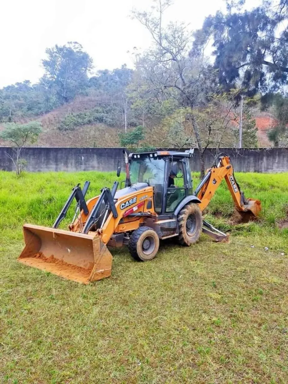 RETROESCAVADEIRA CASE 580N ANO 2015