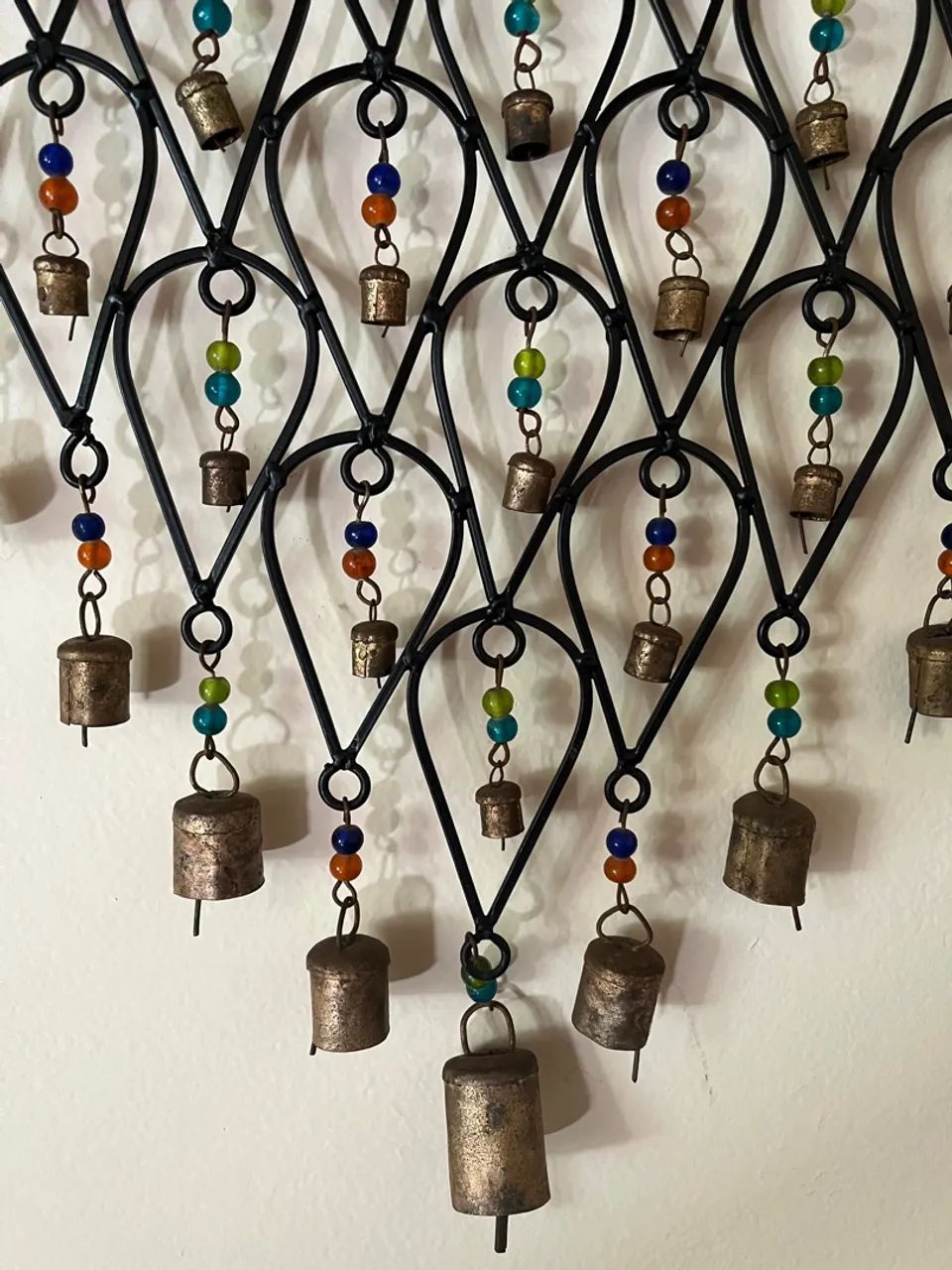 Enfeite Decorativo com Sinos e Contas Coloridas - Foto 2