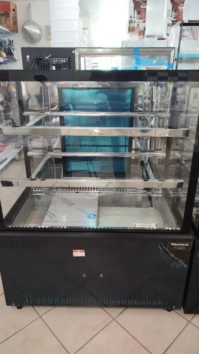 R1 Vitrine neutra 100cm com 2 prateleiras Venâncio 