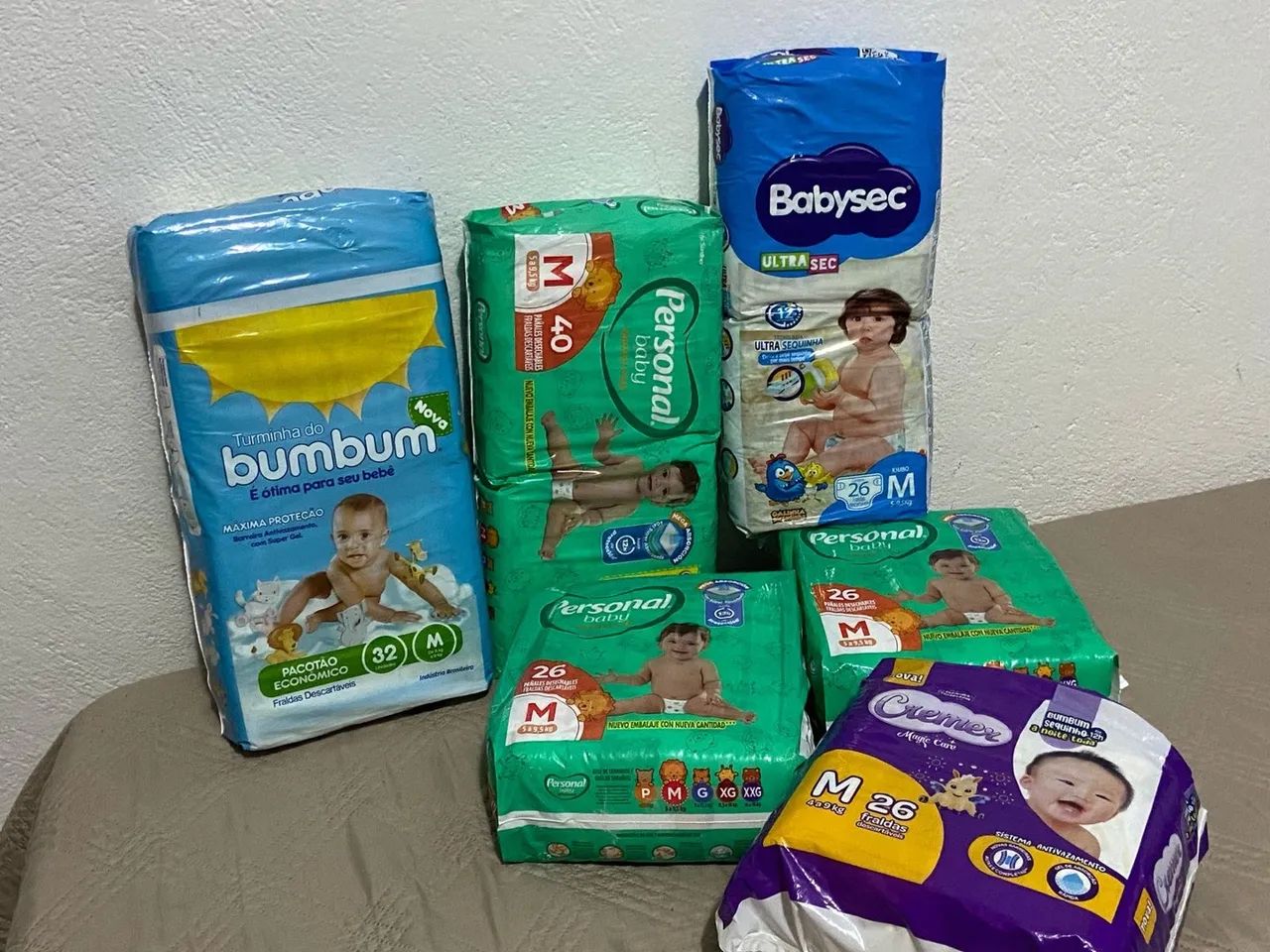 Kit com 6 pacotes de fraldas, todos novinhos, lacrados e dentro da validade.