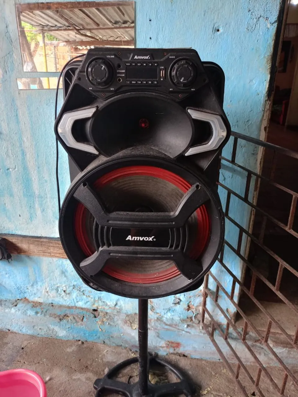 Caixa de Som Amvox com Bluetooth usada.