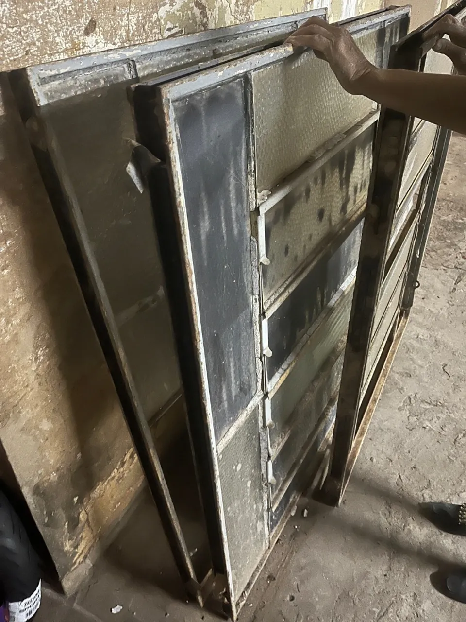 3 Janelas de aço com vidro