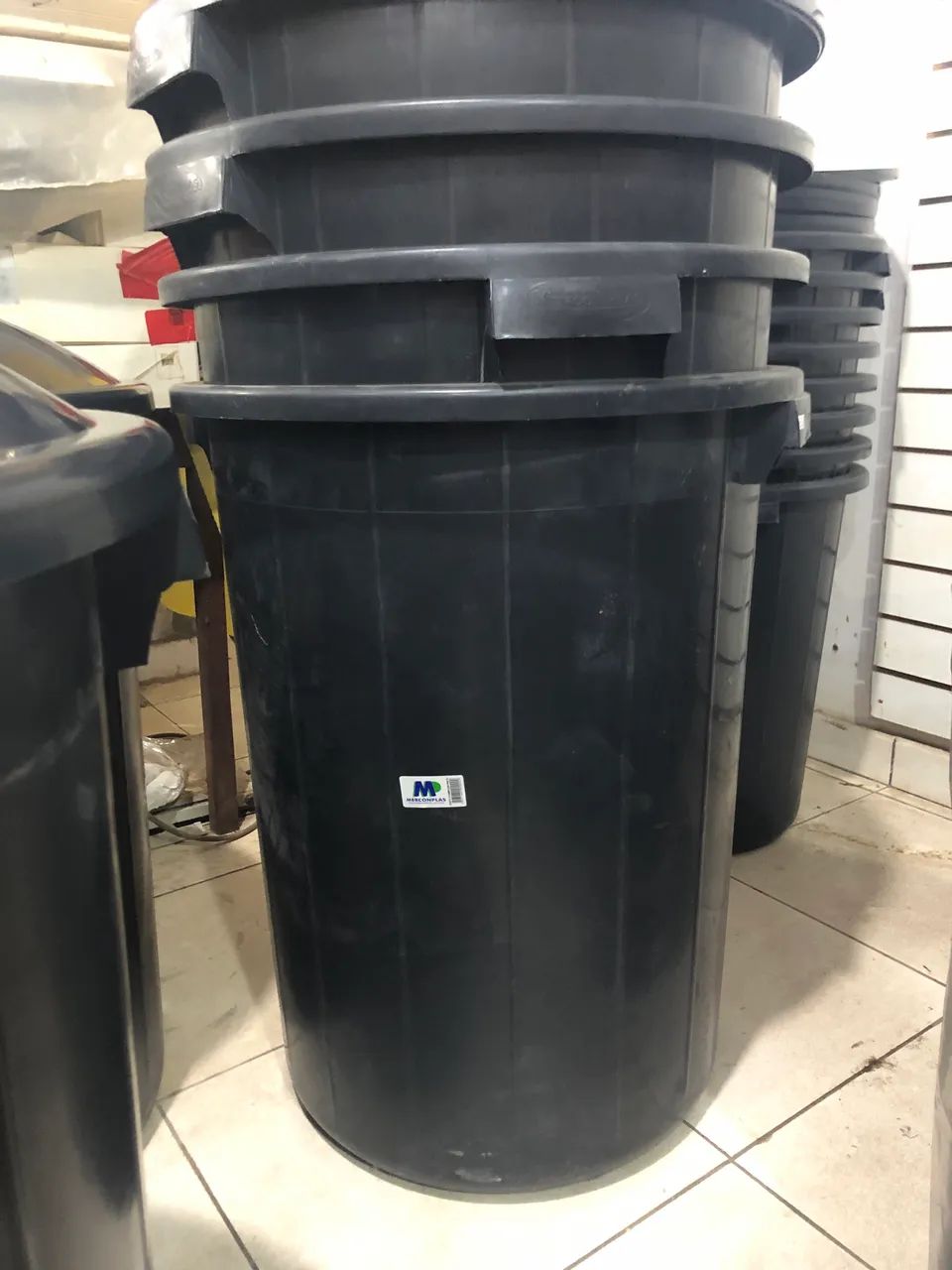 200-liter buckets with lids64169232122497121