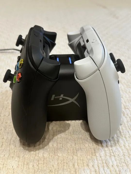 2 Controles XBOX - Carbon Black e White S+ Base Carregadora HyperX 
