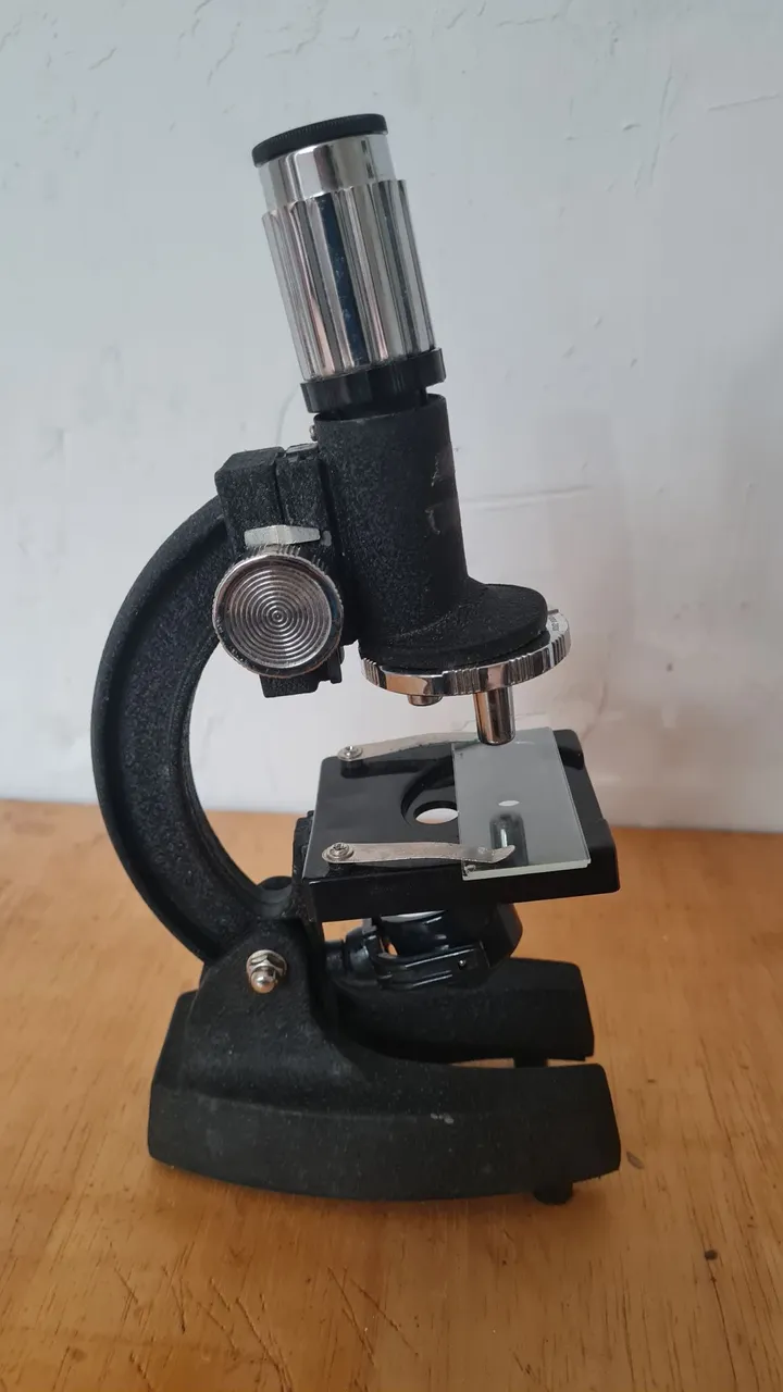 Microscópio de Laboratório - Perfeito para Estudos!
