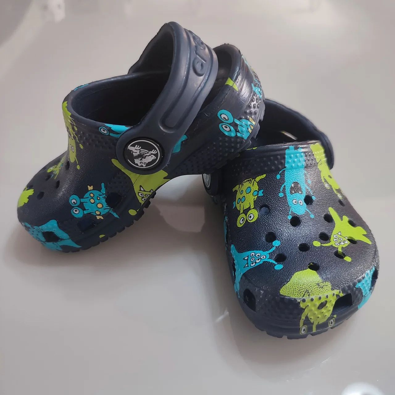 Crocs Infantil com Estampa de Monstrinhos - Tamanho Ideal - Foto 2
